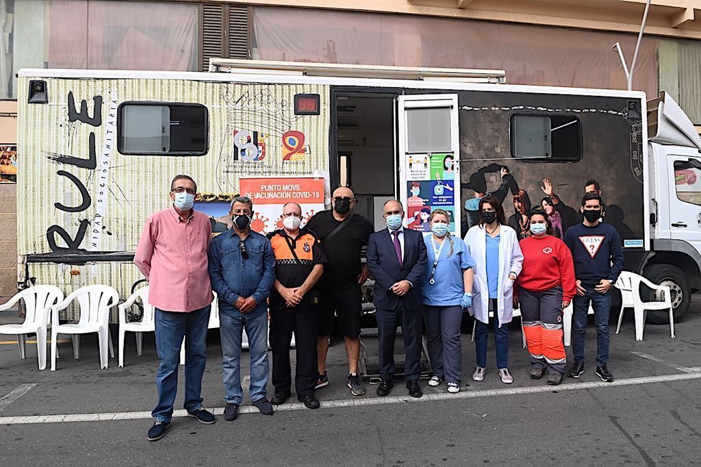 Gaitán visita la RULE que esta semana estará en la barriada de San José vacunando
