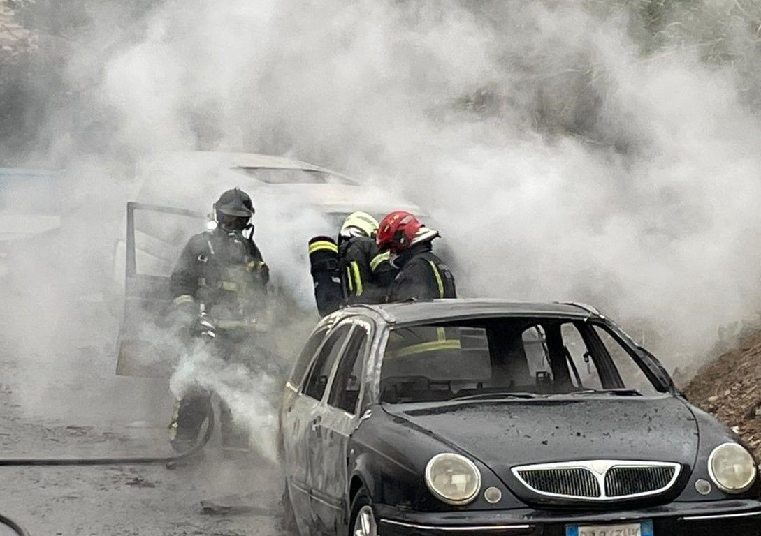 La quema de coches se produce ya a plena luz del día