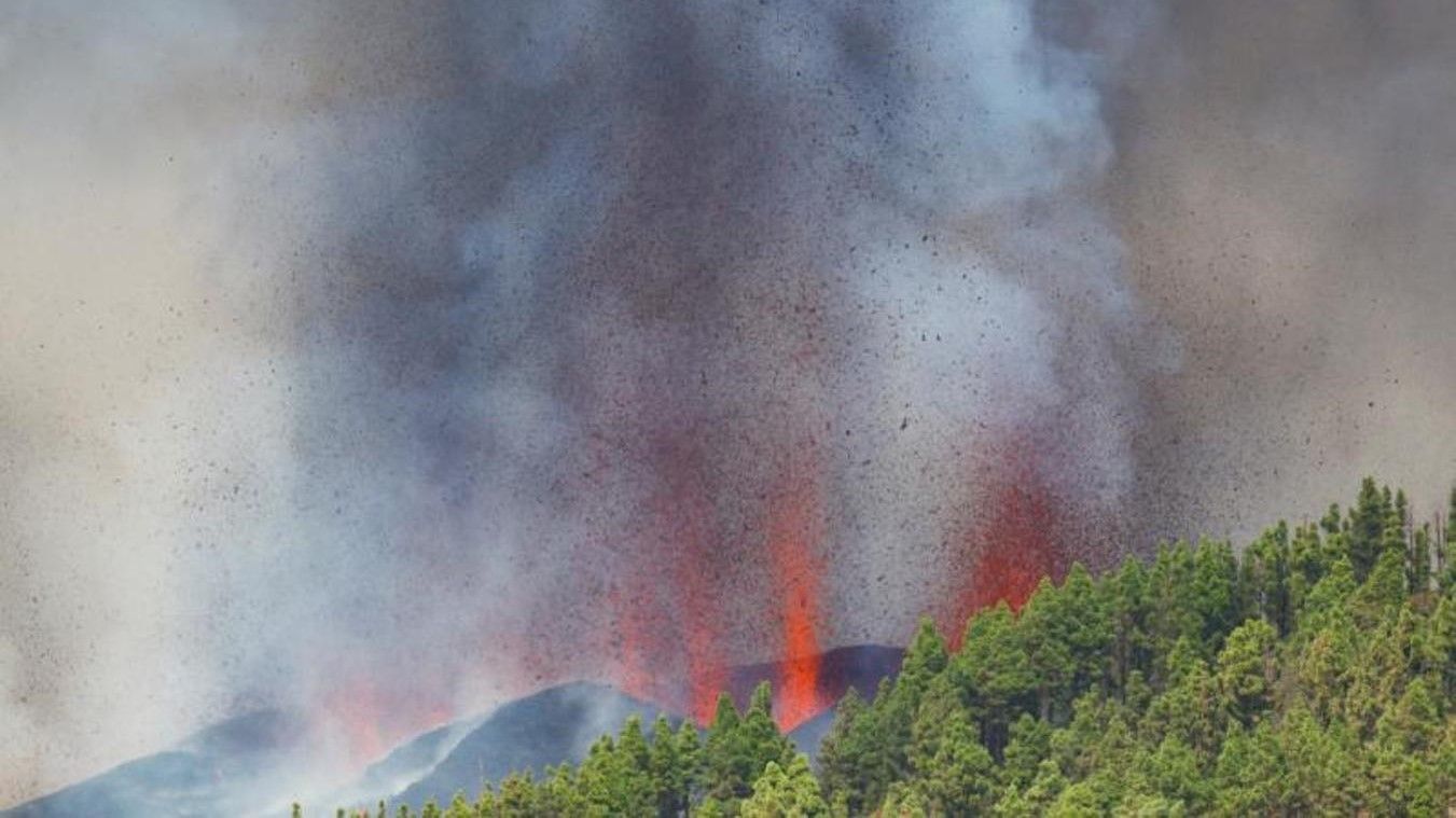 Entra en erupción un volcán en la isla canaria de La Palma