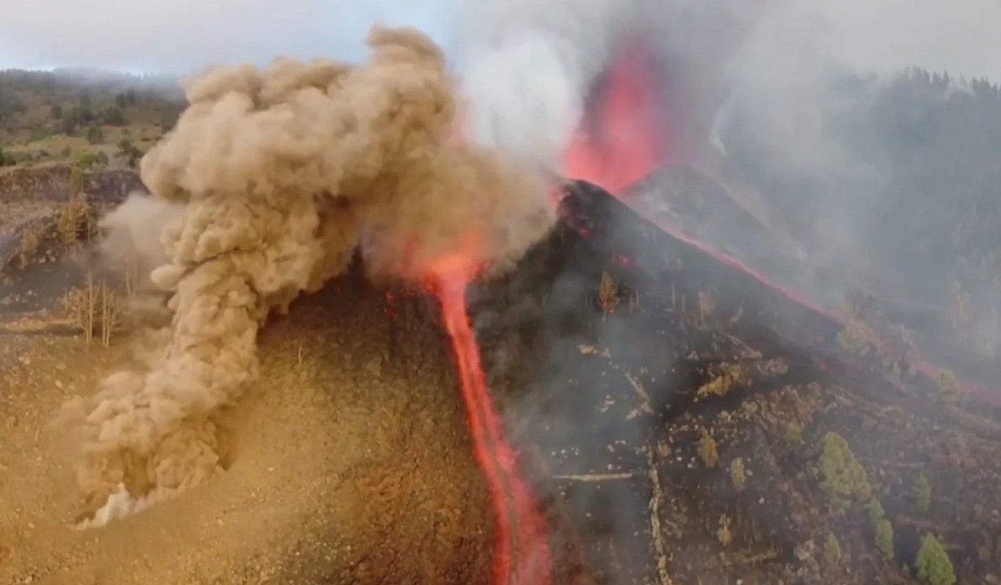 La lava ya está a unos 600 metros de la costa de La Palma