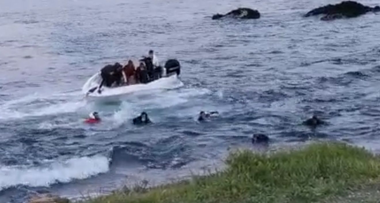 Un lanchero obliga a los diez inmigrantes que transportaba a saltar al agua