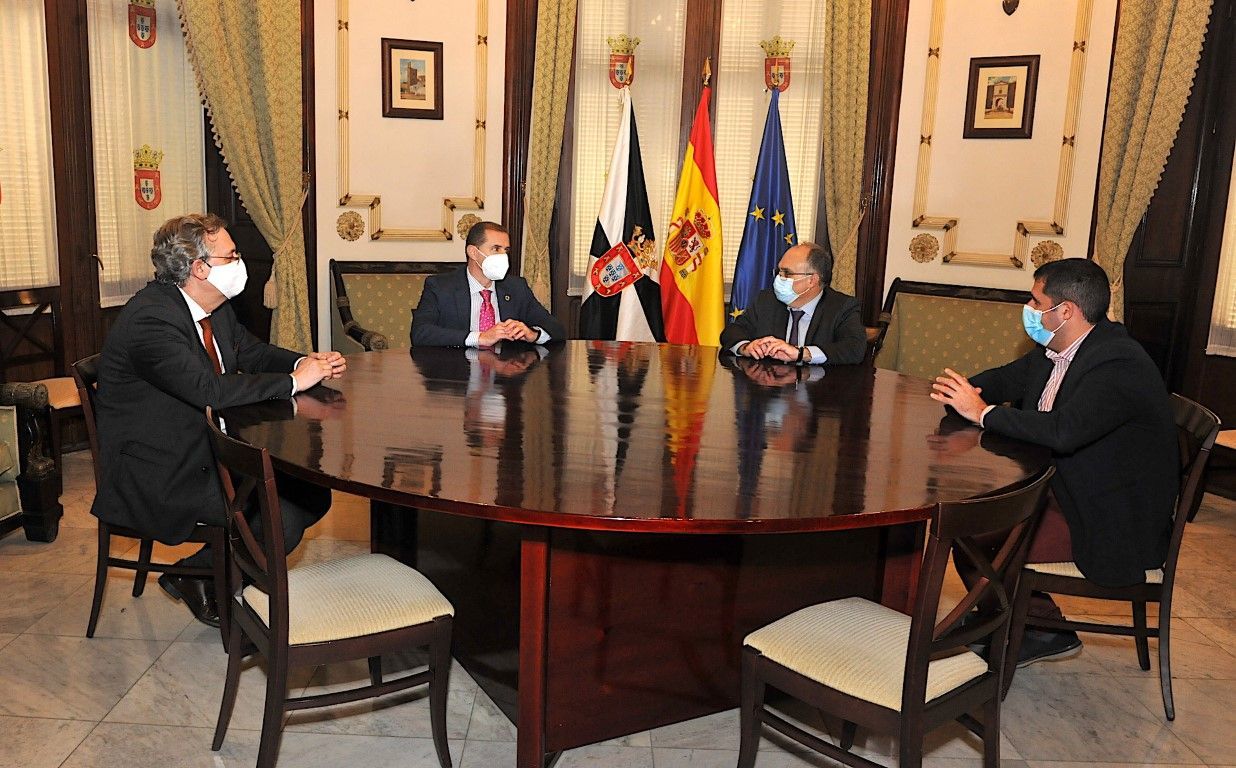 La consejería de Turismo se reúne con el director del Parador La Muralla
