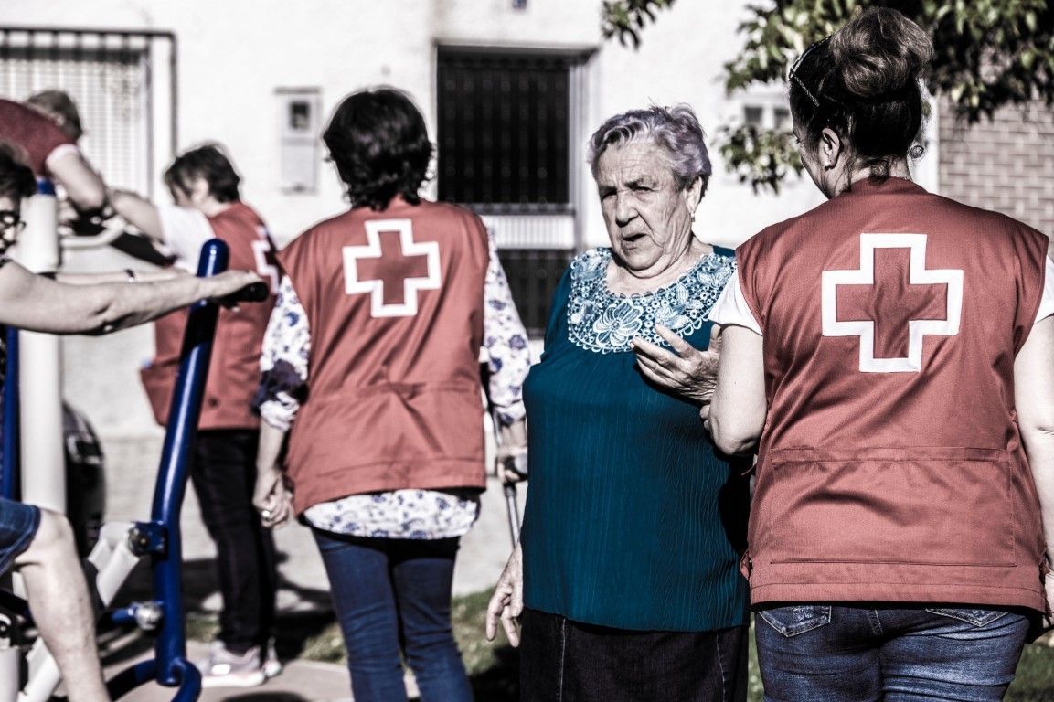 Cruz Roja recuerda que subestimar las capacidades de las personas mayores también es maltrato