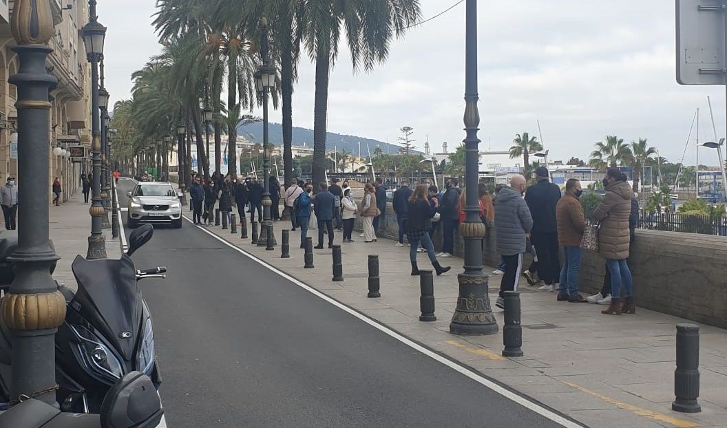 Largas colas a las puertas del Ayuntamiento para vacunarse sin cita