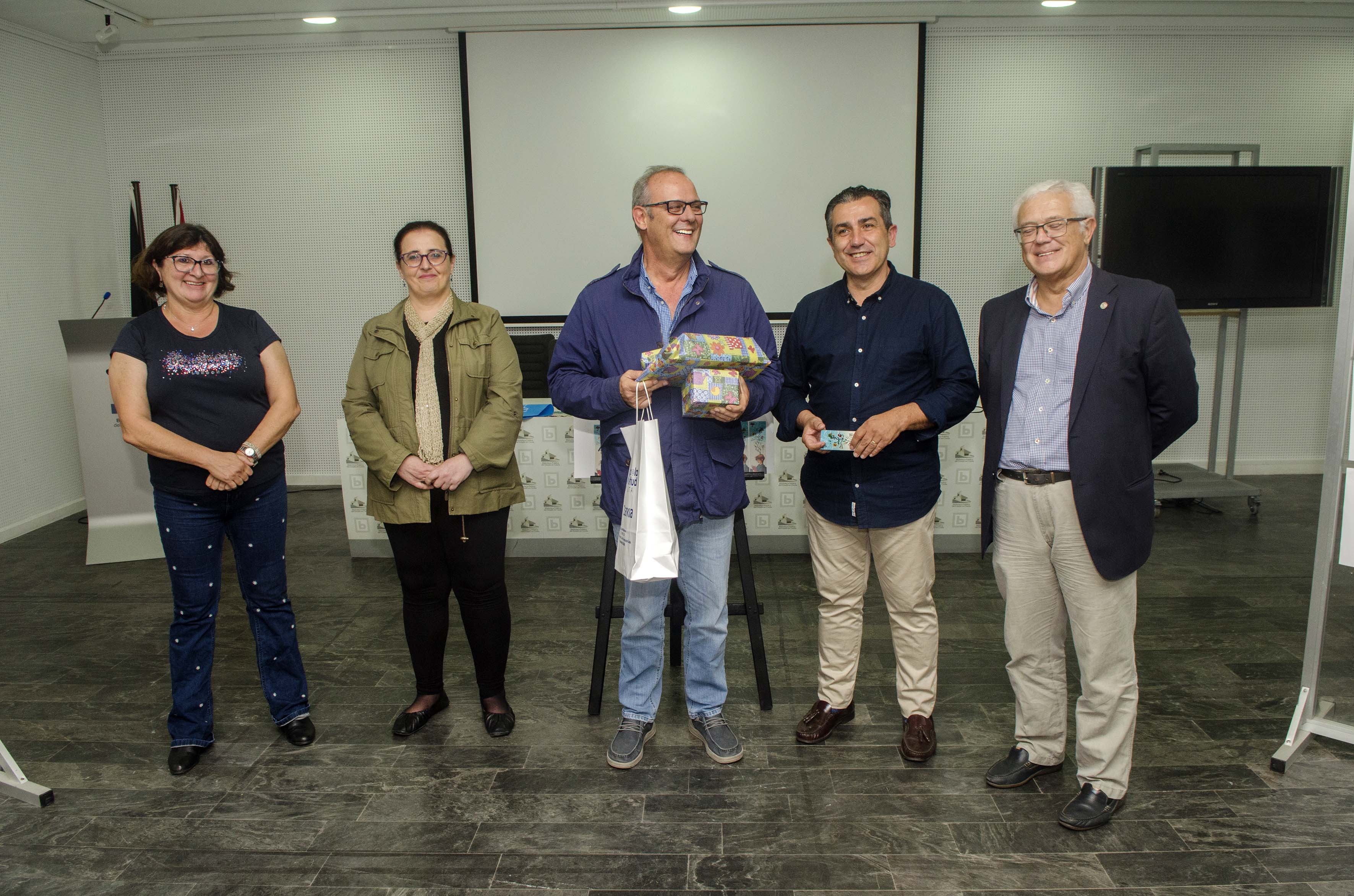 Se hace entregadel Premio del II Concurso "Diseña tu marcapáginas"