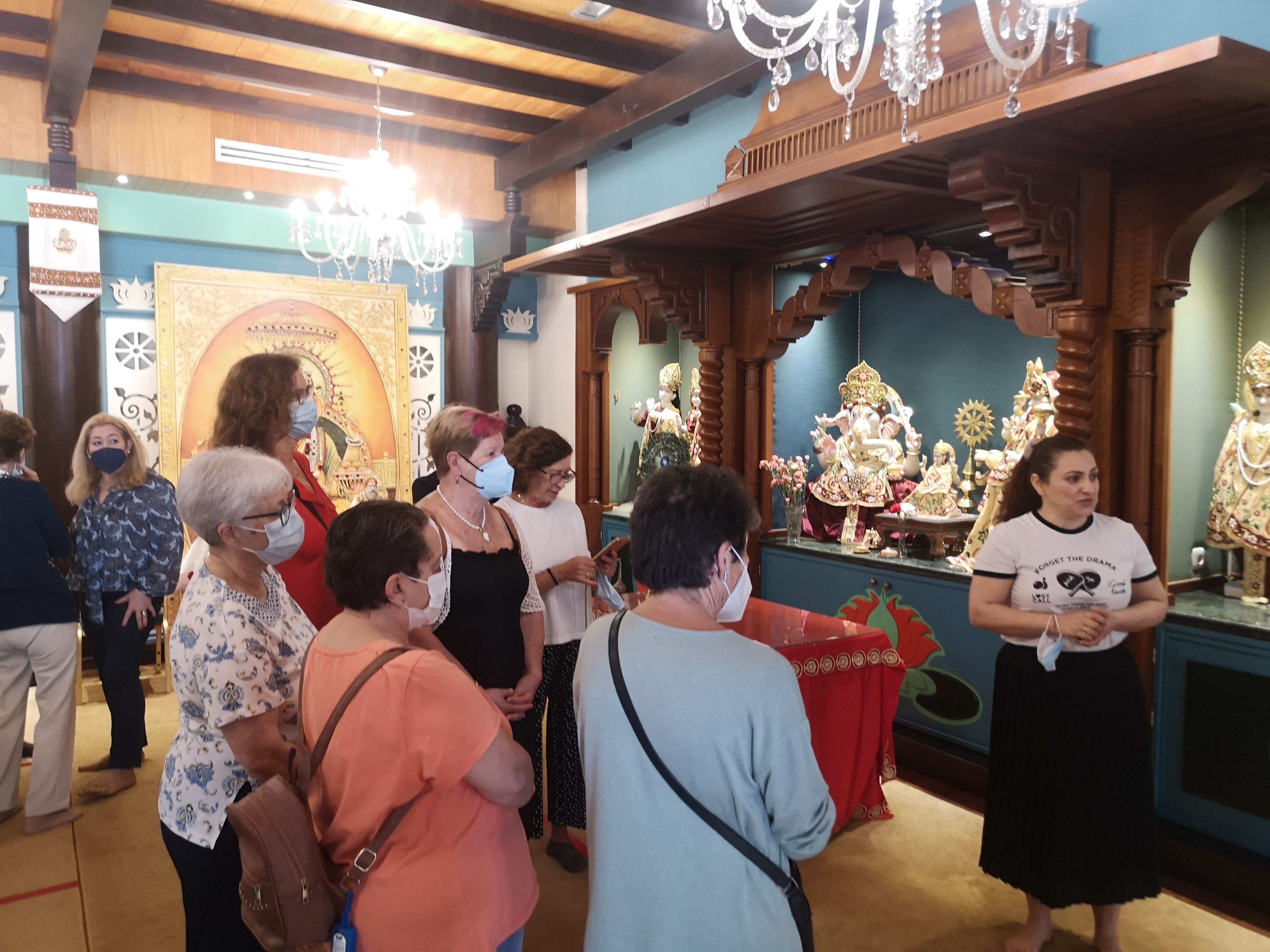  El Centro del Mayor termina sus actividades con una visita al templo hindú