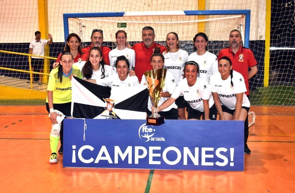 Entrega de trofeos para el campeón y subcampeón de la Liga Femenina de Fútbol Sala 