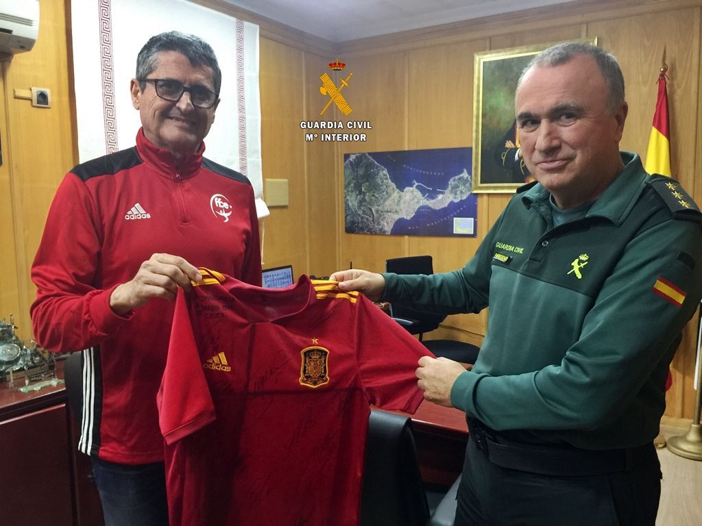 La Federación de Fútbol entrega a la Guardia Civil una camiseta firmada por los jugadores de la selección española