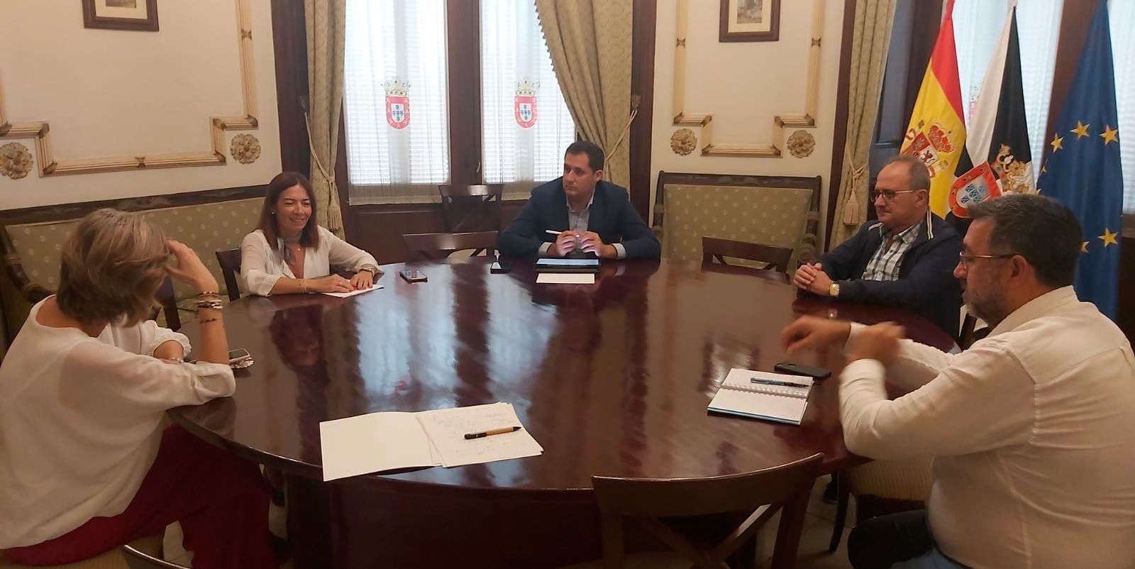 Los empresarios analizan el PGOU con el consejero de Fomento