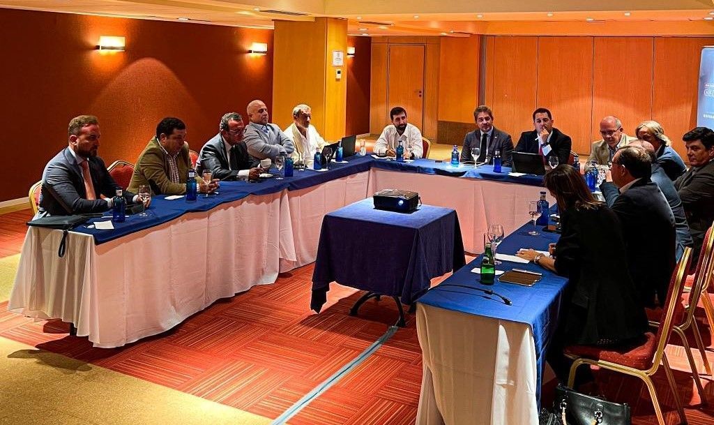 La Cámara de Comercio y la Consejería de Turismo se reúnen con el Consejo de Cámaras de Andalucía