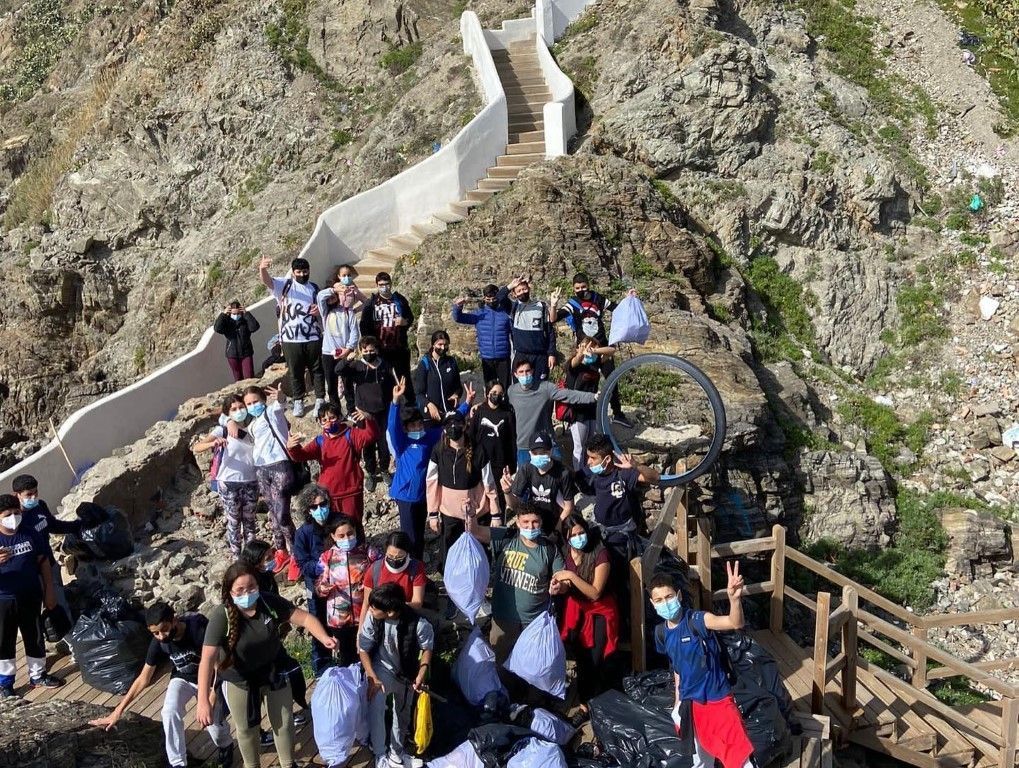 Alumnos del IES Clara Campoamor realizan una limpieza en la Playa del Sarchal