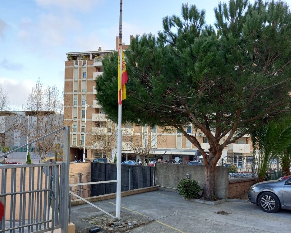 Banderas a media asta en el colegio San Daniel por el fallecimiento de la ex alumna Alba Torres