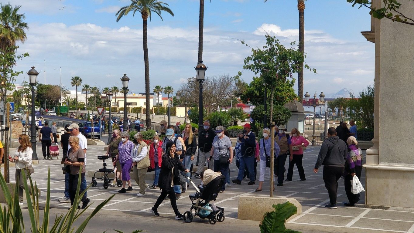 Servicios Turísticos colabora con el Puerto en la asistencia a más de un millar de cruceristas, que valoran la atención prestada 