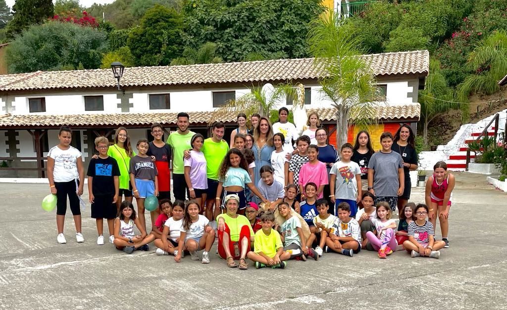 Responsables del área de Juventud  visitan el campamento infantil en 'Miguel de Luque'