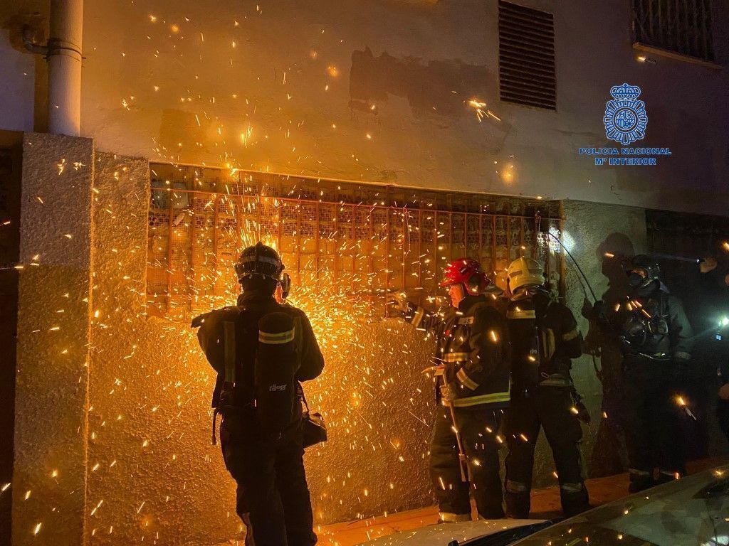 La policía valora la actuación de un agente en prácticas en una intervención en el incendio en La Reina
