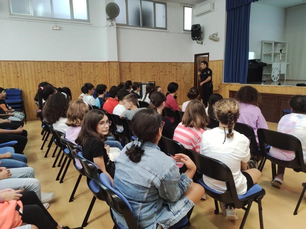 La Policía Nacional continúa impartiendo charlas de sensibilización en los colegios