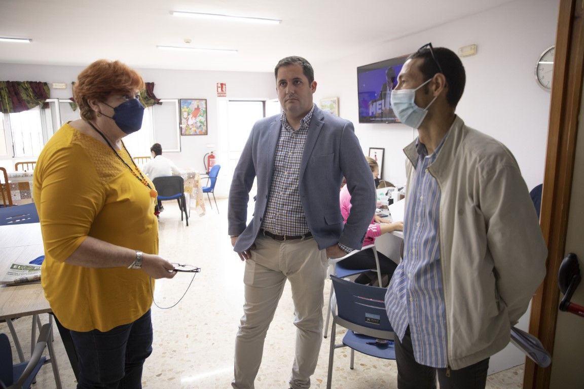 El consejero de Fomento visita las viviendas para mayores de Padre Feijóo