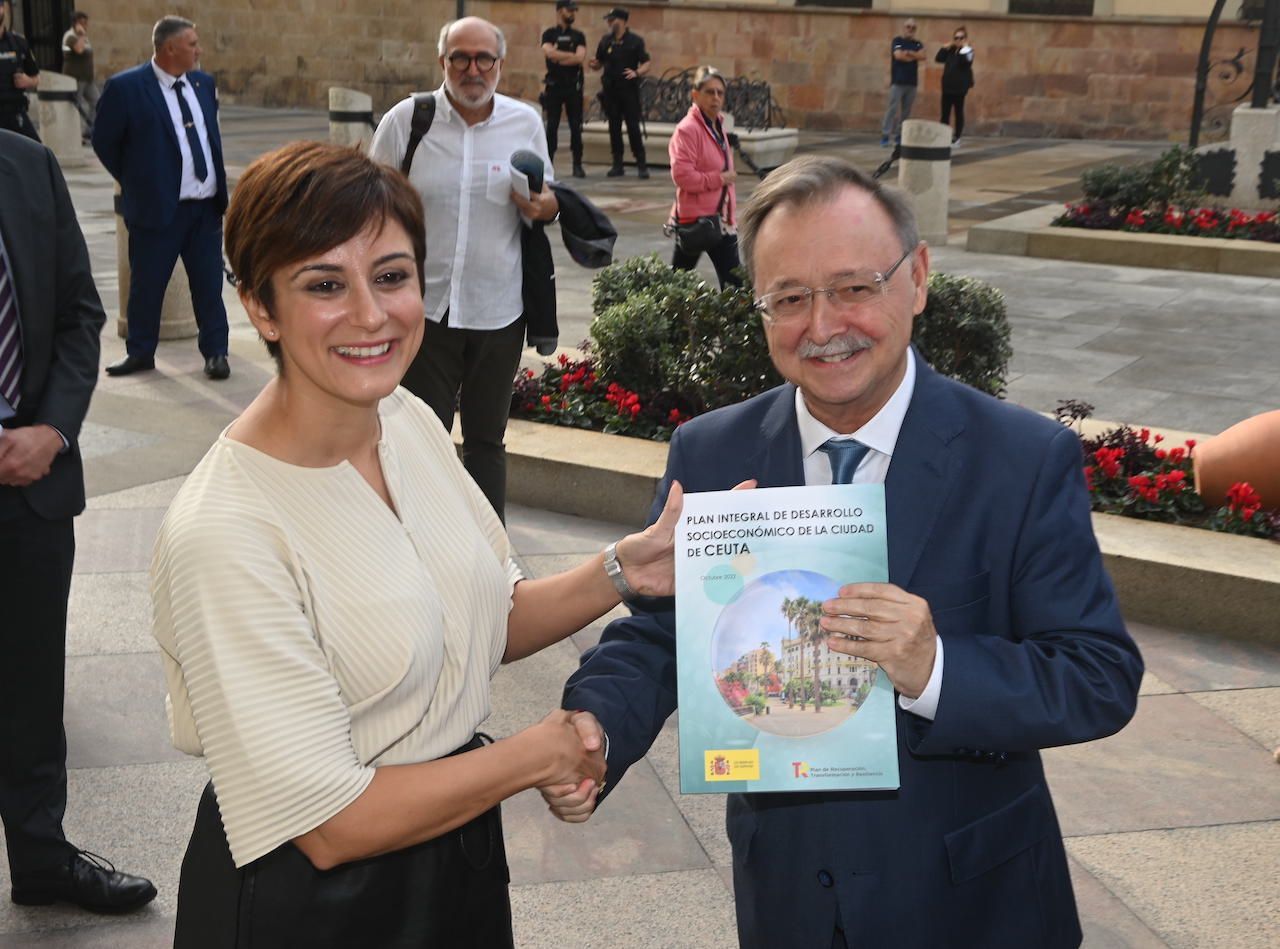 La ministra Isabel Rodríguez entrega a Juan Vivas una copia impresa del Plan Integral