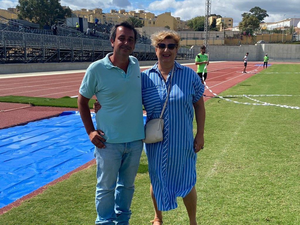 La diputada socialista Mateos visita la pista de atletismo