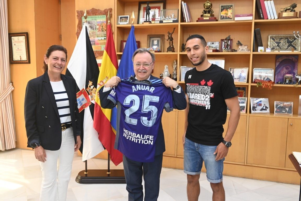 Vivas recibe al jugador del Valladolid Anuar Tuhami