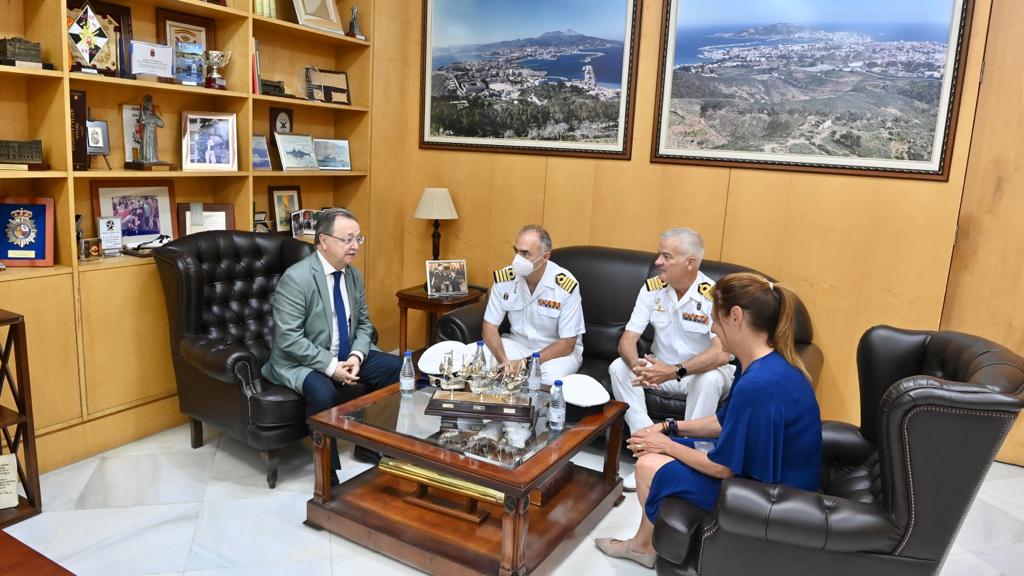 El presidente recibe al Comandante Naval de Ceuta y al comandante del "Galicia"