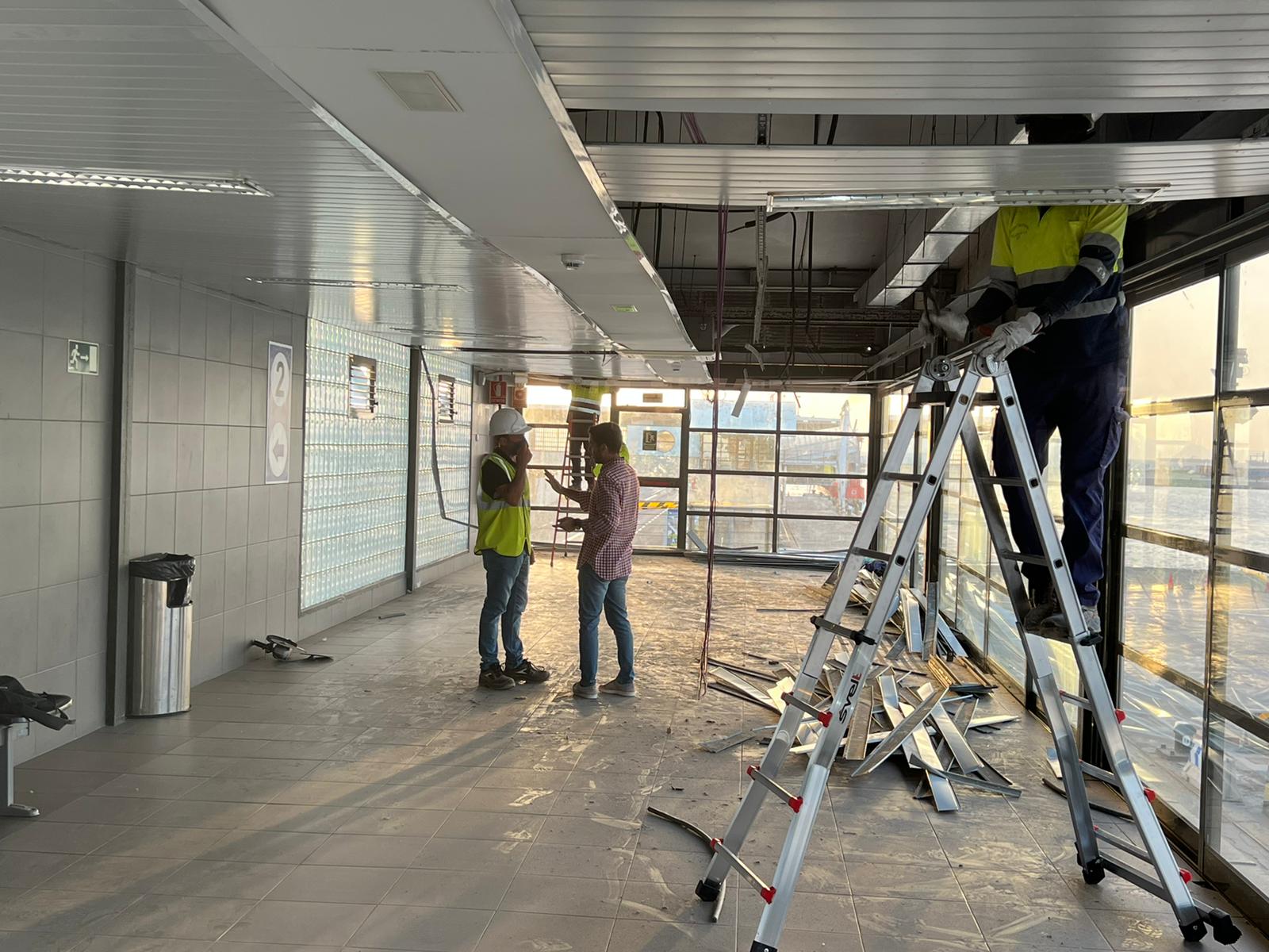Se  cae un tramo del techo de una galería de embarque en la Estación Marítima
