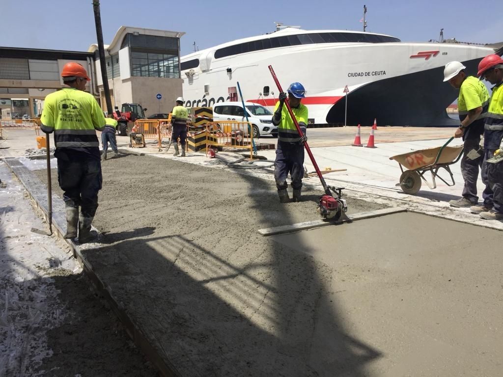 El Puerto de Ceuta inicia la colocación de la primera pasarela de pasajeros en el atraque número 1