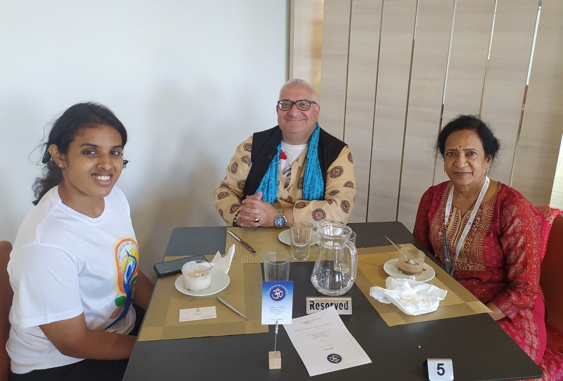 Ramchandani con Prithika Rani de la Embajada de la India y Lakshmi Vyas presidenta del Hindu Forum 6