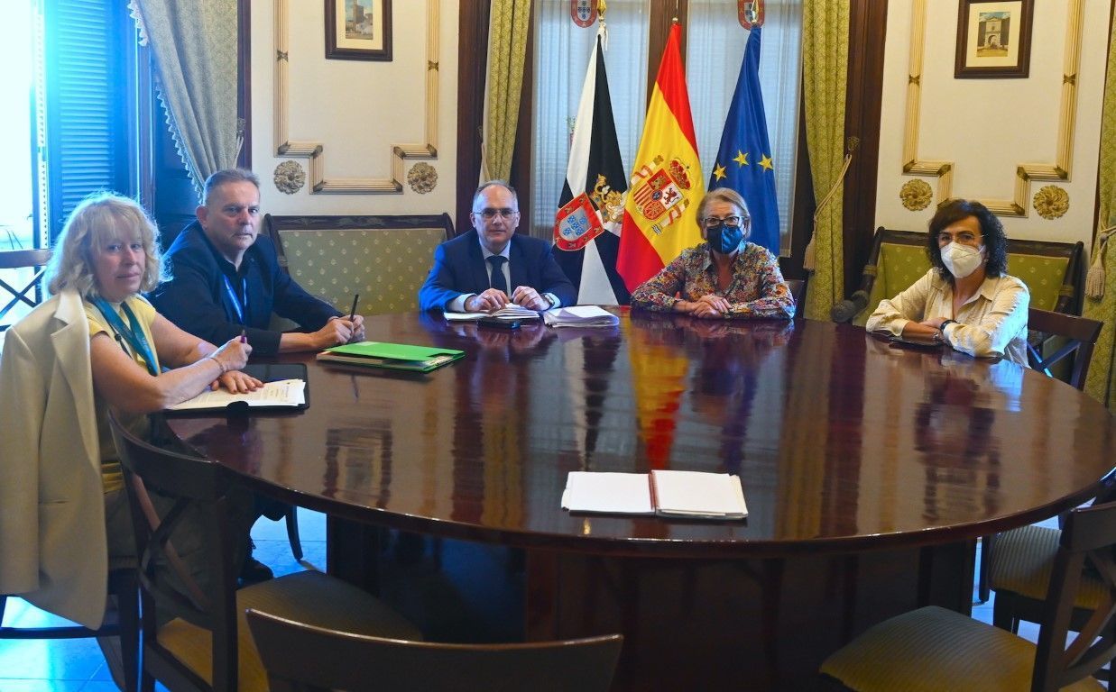El consejero de Sanidad se reúne con Sanidad Exterior ante la apertura de la frontera