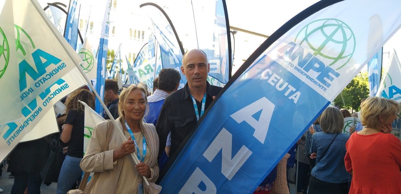 ANPE se concentra ante el Congreso con el lema “-Política + Educación”