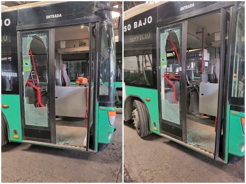Un peatón apedrea un autobús en Los Rosales