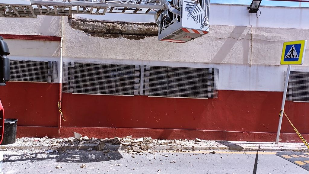 Se desprenden varios cascotes de la fachada del edificio de la Policía Nacional