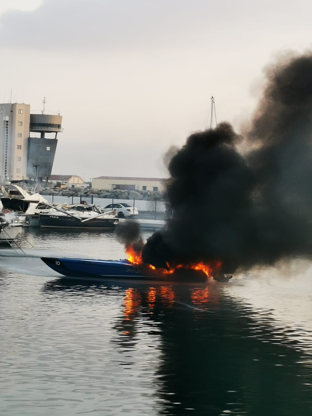 Queman una embarcación de goma amarrada en el puerto deportivo