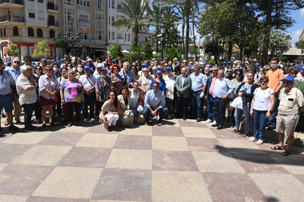 Vivas recibe a turistas llegados de Estepona con su alcalde a la cabeza