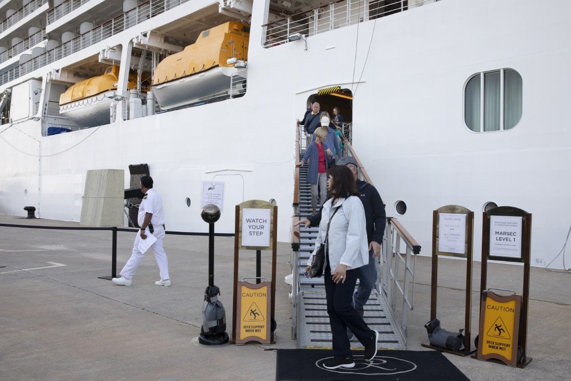 500 turistas norteamericanos e italianos recorren las calles de Ceuta tras llegar en un nuevo crucero