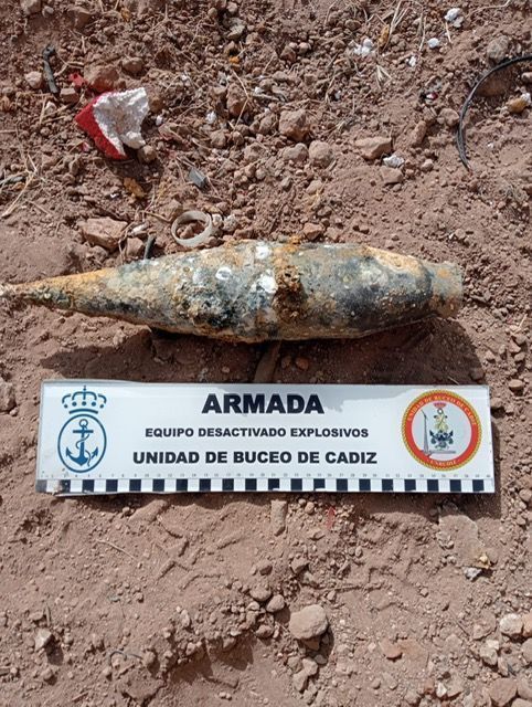 La Armada neutraliza en Melilla un cohete contra-carro hundido en el mar