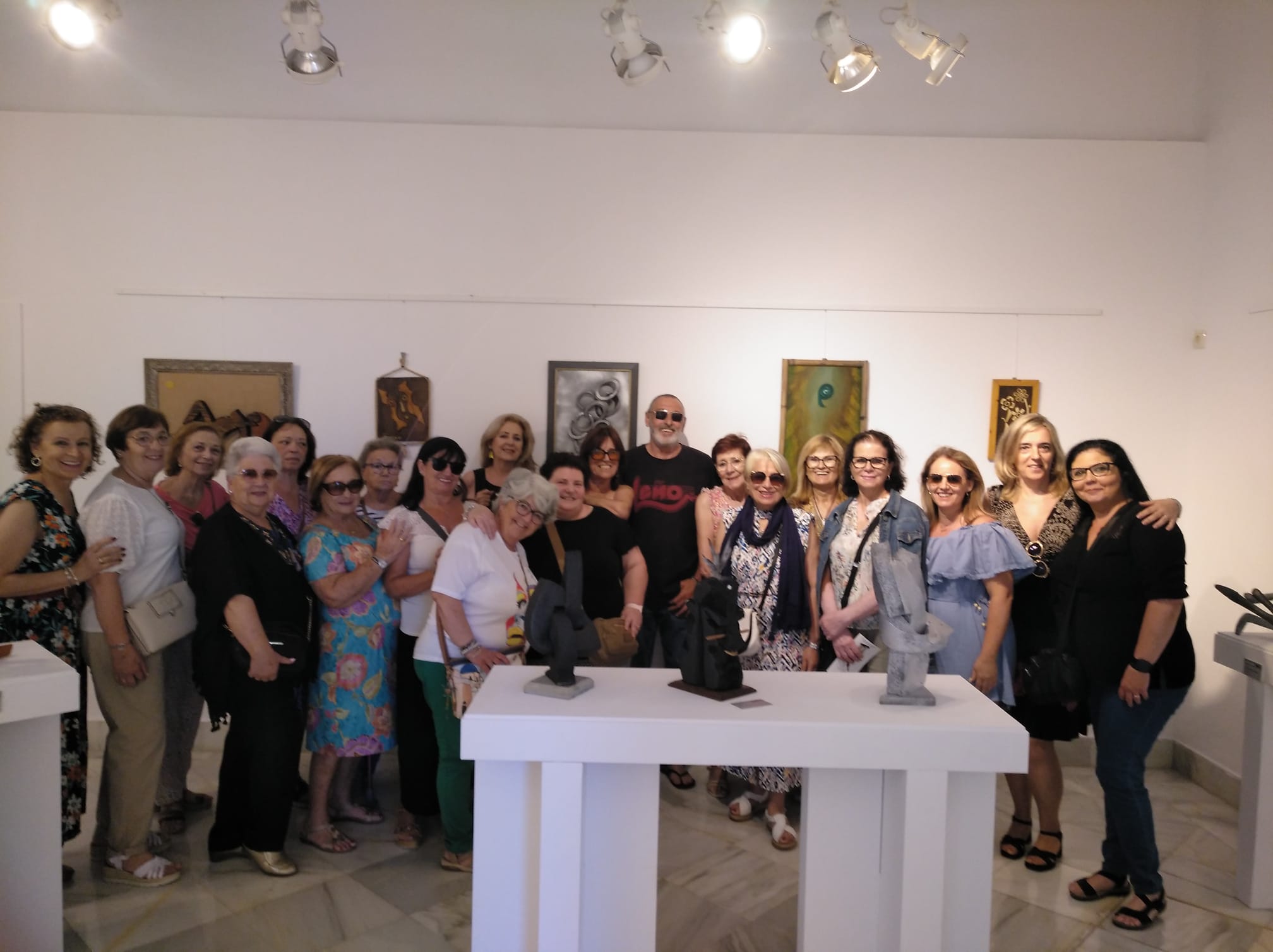 El artista Ángel Gómez hace una donación al Centro Asesor de la Mujer