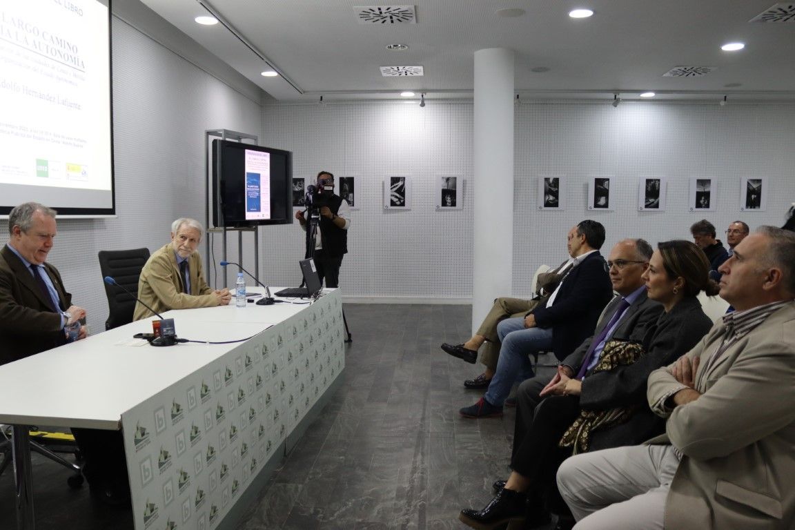Hernández Lafuente presenta “El largo camino hacia la autonomía”