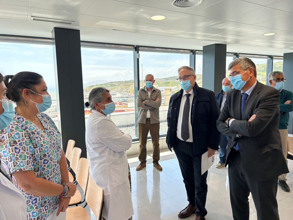 El delegado del Gobierno, Rafael García, visita el centro de salud del Tarajal 