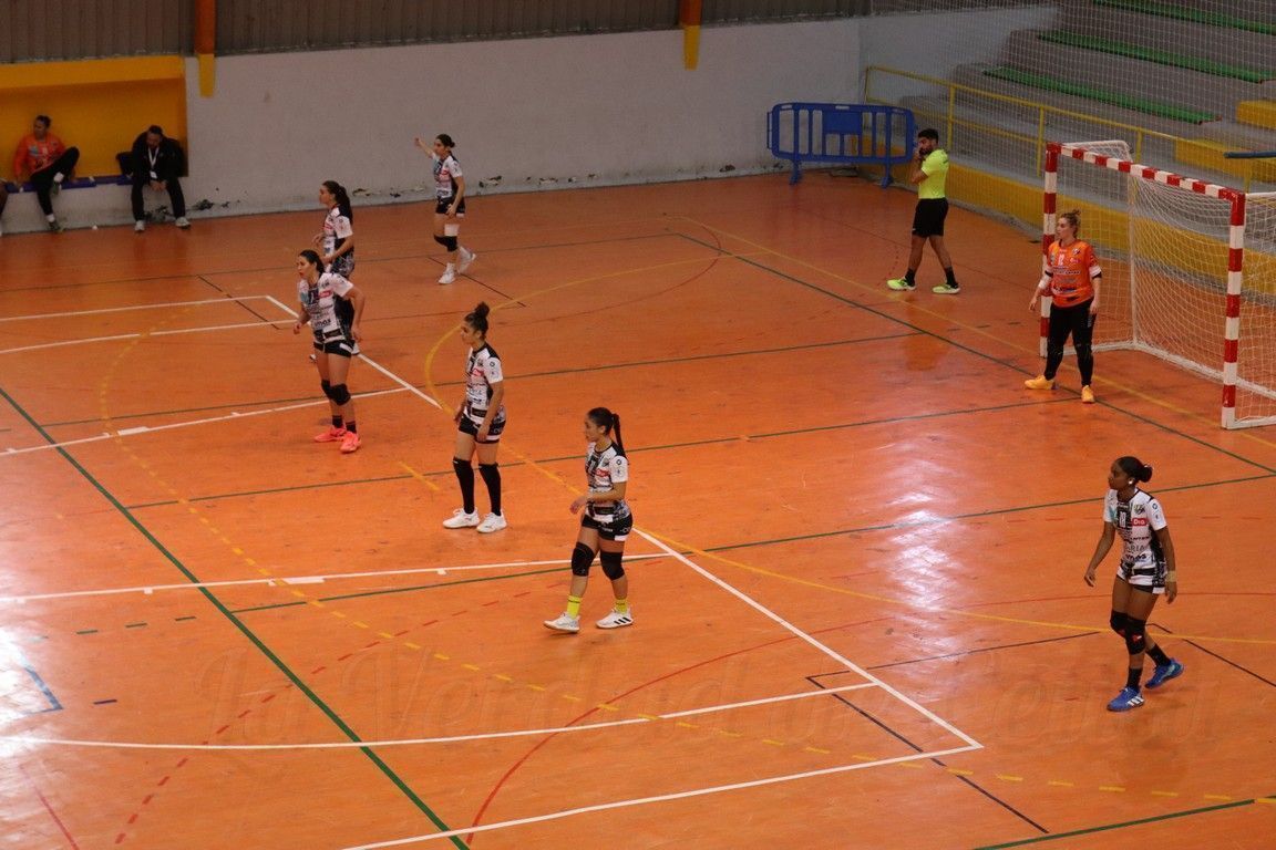 El Balonmano Estudiantes no puede con el Costa de Almería y cae al farolillo rojo (28-24)