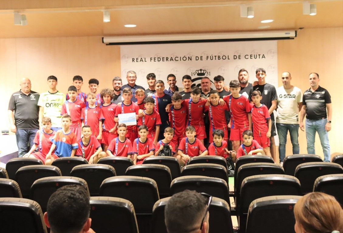 La Federación de Fútbol recibe a los componentes de los equipos que han participado en los Nacionales de clubes