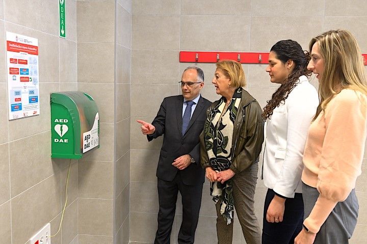 Sanidad amplía la red de espacios cardioprotegidos con la instalación de un desfibrilador en el Díaz Flor   