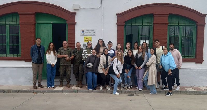 140 alumnos de Enfermería visitan el Archivo Intermedio Militar de Ceuta