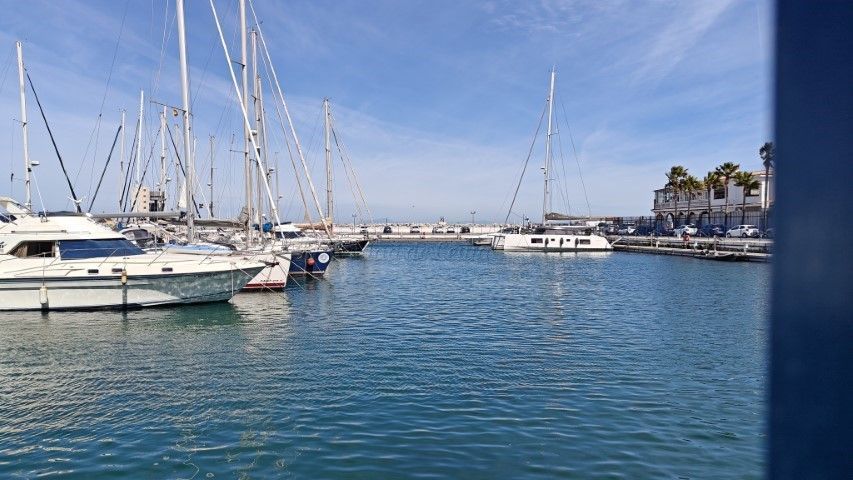Detenido un conocido delincuente cuando robaba una embarcación de recreo en el puerto deportivo