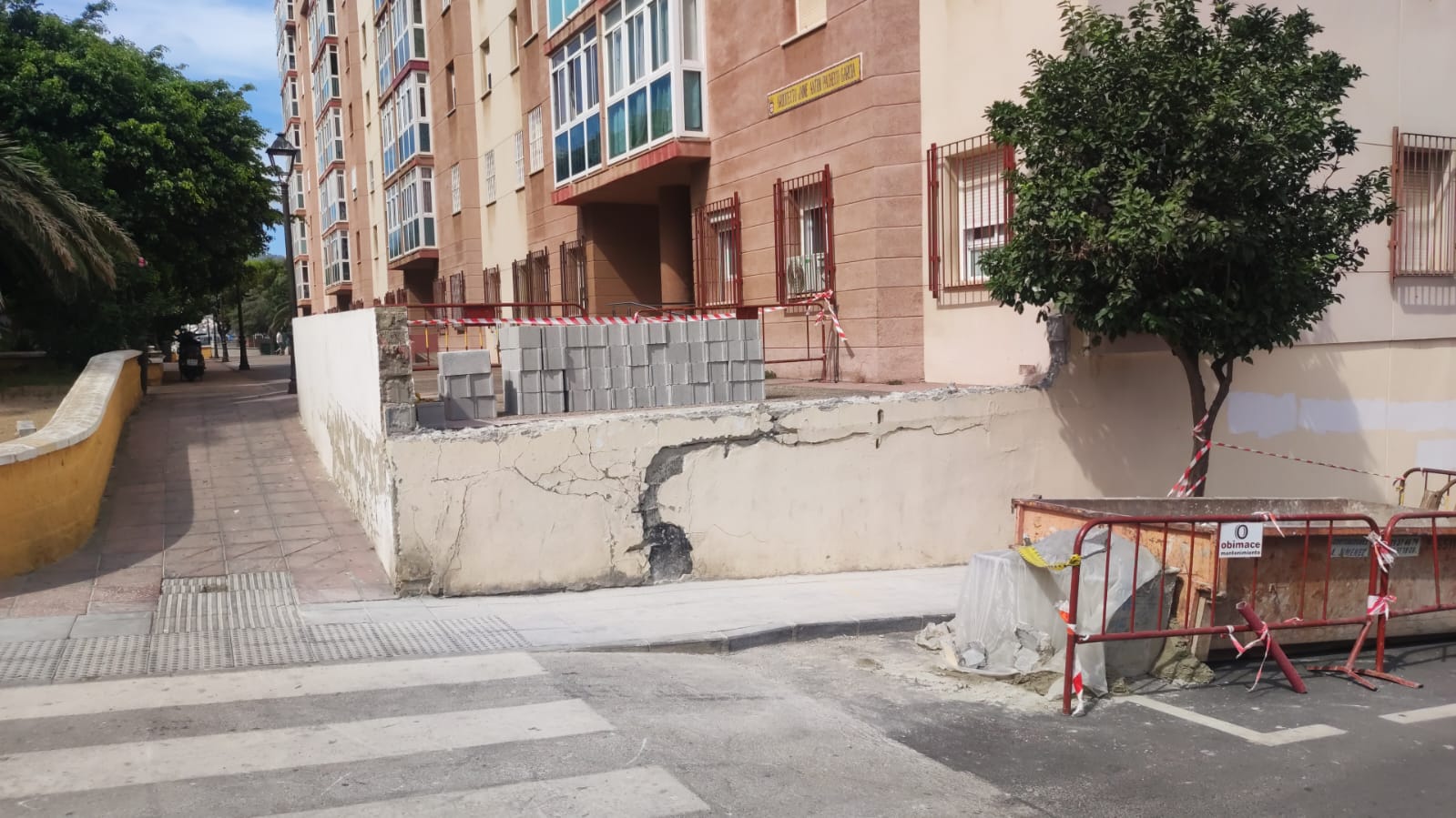 Obimace comienza la reparación de un muro con riesgo de derrumbe 