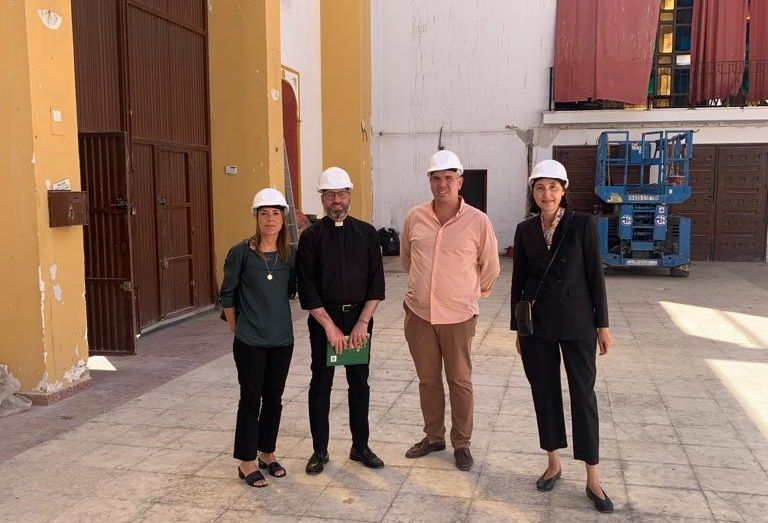 La consejera Pilar Orozco visita las obras de rehabilitación de la parroquia de San José