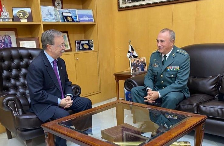 Juan Vivas recibe al coronel de la Guardia Civil, quien pasará a la reserva
