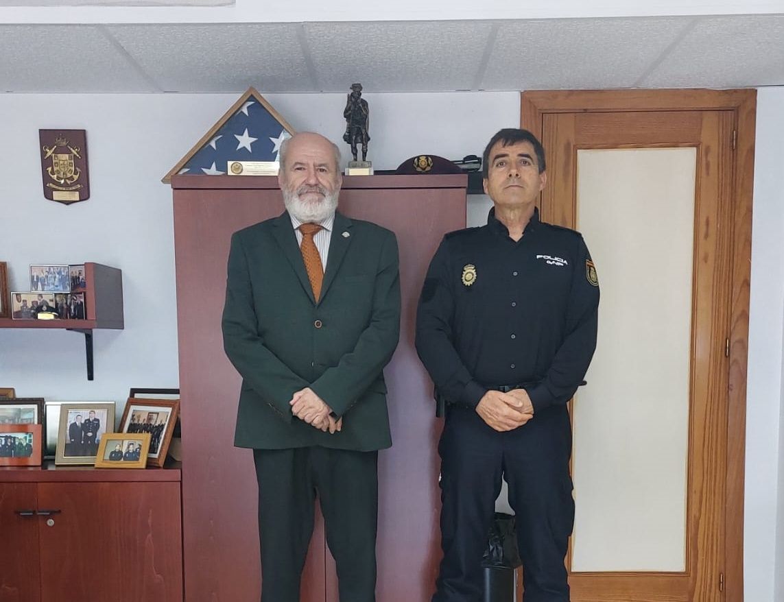 La Policía Nacional de Ceuta se reúne con el hermano mayor de la Cofradía de la Amargura
