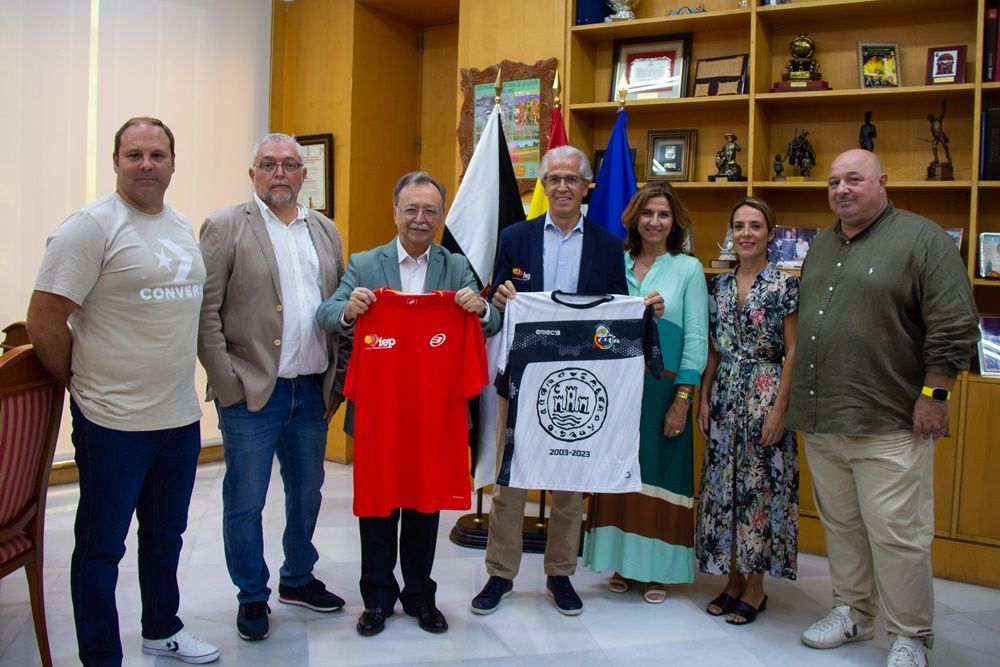 Juan Vivas recibe a Ramón Morcillo, representante de la Federación Internacional de Pádel 