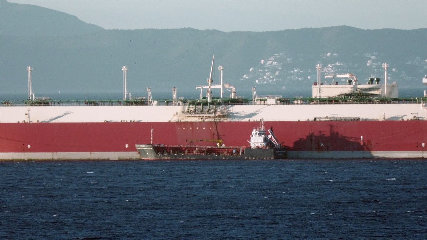 El puerto de Ceuta realiza la mayor operación de suministro de combustible a un buque en la bahía